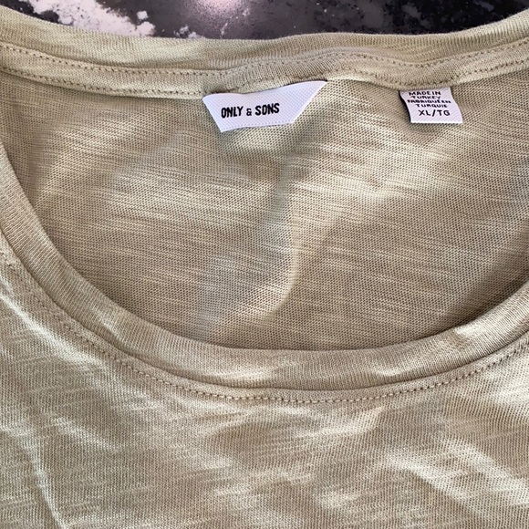 Only & Sons curved hem t-shirt xl never worn! - Picture 2 of 3